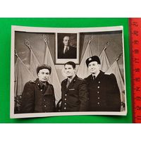 Фотография, военные возле портрета и знамён