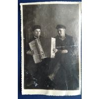 Фото двух мужчин с аккордеоном. 1950-е. 8х12 см