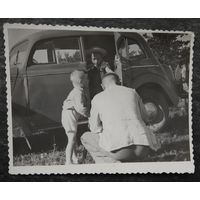 Фото с детьми у автомобиля. 1950-е. 9х11 см.