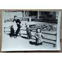 Дети на прогулке. Фото 1950-х 9х13 см.