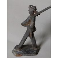 Старинный оловянный солдатик с ружьем и кинжалом на ремне.Конец XIX начало XX века.