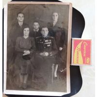 Фото послевоенное семьи офицера с наградами
