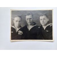 ФРОНТОВОЕ Фото 1943 моряки краснофлотцы- награды,с Эсм" Сообразительный " подписано (А21)