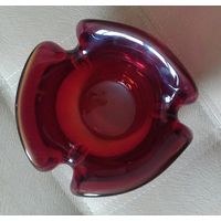 Ваза конфетница Чехословакия красное толстое стекло тяжёлая