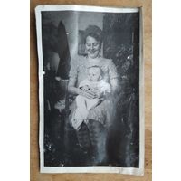 Фото женщины с ребенком. 1950-е. 8х12 см.