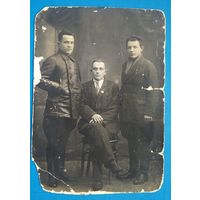 Фото трех мужчин. Знак ОСОАВИАХИМА. 9х12 см