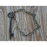 Старый ключ с бронзовой цепочкой