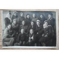 Групповое фото женщин с военным-орденоносцем. 1945 г. 8х12 см.