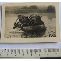 Фото 39 времен войны 1 переправа немцев на надувной лодке