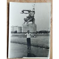 Москва. Фото у скульптуры Мухиной В. "Рабочий и колхозница" на ВДНХ. 1960-70-е. 9х12 см