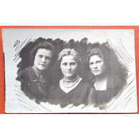 Фото трех девушек. Хойники. 1932 г. 9х14 см
