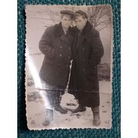 Фотография. Два брутальных парня в пальто и сапогах. Ретро СССР.