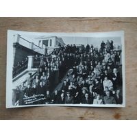 Групповое фото советских граждан у плотины Минского моря. 1958 г. 11.5х18 см.