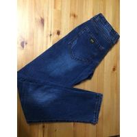 Стильные джинсы на 44-46 размер, состояние новых. Не подошли по размеру, качественные, плотные джинсы. Длина 102 см, ПОталии 41 см. Надеты один раз. Цвет насыщенно синий.
