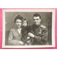 Фото военного с семьей. Медали. 8.5х12 см.
