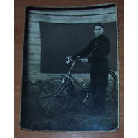 Старое фото велосипедиста
