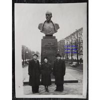 Минск. Фото у памятника Ф.Э. Дзержинскому. 1950-е. 9х12 см.