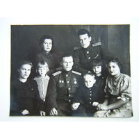Офицеры РККА с семьями 1946 г. Который по центру интересное расположение звёзд на погонах.