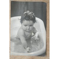 Гончуков И. Девочка в ванночке. Фотооткрытка. 1964 г. Чистая.