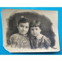 Фото двух девочек. 1947 г. 8х12 см