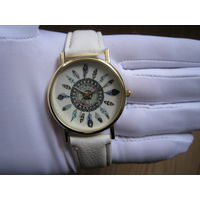 Женские наручные часы (белые, с рисунком на циферблате)