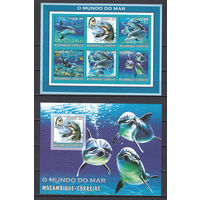 Мир моря. Фауна. Дельфины. Мозамбик. 2012. 1 малый лист и 1 блок. Michel N 2566-2721, бл168 (26,0 е)