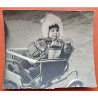 Фото ребенка в коляске. 1960-е г. 12х14 см.