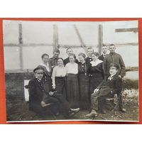 Фото группы молодежи. До 1917 г.? 8.5х11 см.