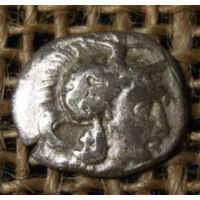 Греция. Калабрия диобол Афина-Геракл душит Лев! 320 г. до н.э.0,89гр.11,9мм.