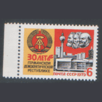 З. 4938. 1979. 30 лет ГДР. Герб. Архитектура. ЧиСт.