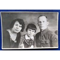 Фото военного с семьей. 1936 г. 9х14 см.
