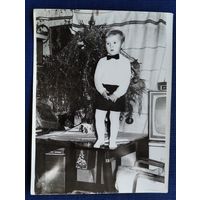 Фото мальчика у новогодней елки. 1970-е. 9х12 см.