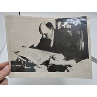 Фотография. Ленин за чтением газеты Правда.