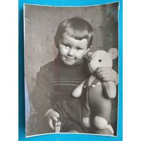 Фото ребенка с плюшевым мишкой. 1964 г. 12.5х17.5 см.