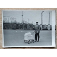 Фото мужчины с коляской. 1964 г. 9х13 см.