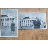 2 фото женщины на фоне Дворца Белсовпрофа. Минск. 1960-е. 8.5х14 см. Цена за оба.
