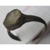 Перстень,старое кольцо со вставкой.