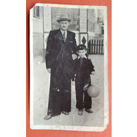 Фото мужчины с мальчиком. 1956 г. 9х14 см.