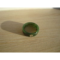 Кольцо нефрит зеленый (цельное) размер 17.  Вставка - циркон. Винтаж.