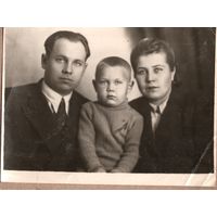 Фото. Семейный портрет. 1948 г. 12х15 см.