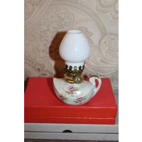Миниатюрная, керосиновая лампа с фарфоровым основанием, высота 12.5 см.