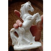 Фарфоровая статуэтка конь