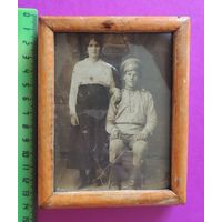 Фото в рамке под стеклом "Солдат РИ с женой", до 1917 г.