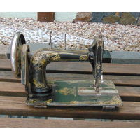 Старинная,антуражная швейная машинка. Украсит любой интерьер!!!