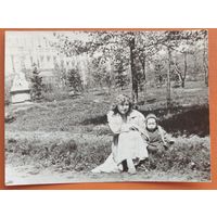 Фото матери с ребенком. Минск. Пионерский парк. 1950-е. 9х12 см