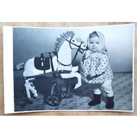 Фото девочки с игрушечной лошадкой. 1970 г. 11х16 см.