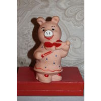 Резиновая игрушка "Свинка с скрипкой", времён СССР, высота 16 см.