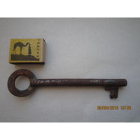 Большой старинный ключ.