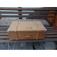 Старинный,деревянный чемодан, в отличном сохране. Супер антуражная вещь !!!.