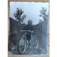 Фото мальчика с велосипедом. 1950-е. 8.5х11 см